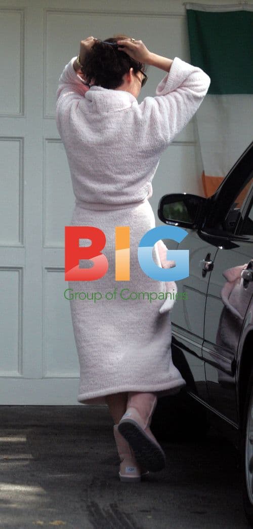 Lara Flynn Boyle Leaving Home in Robe