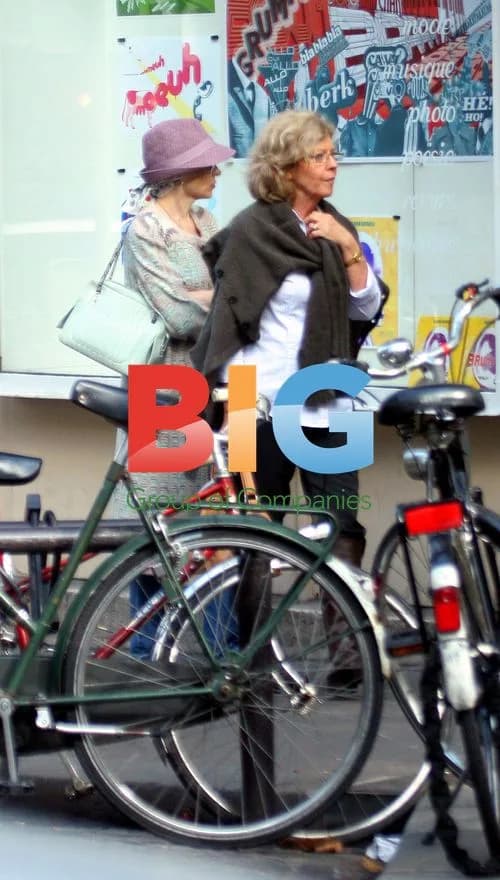 Kylie Minogue and her mum in Paris