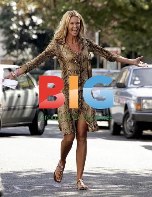 Elle Macpherson in Summery Snakeskin Dress