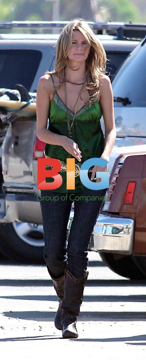 Mischa Barton and Rachel Bilson filming The OC