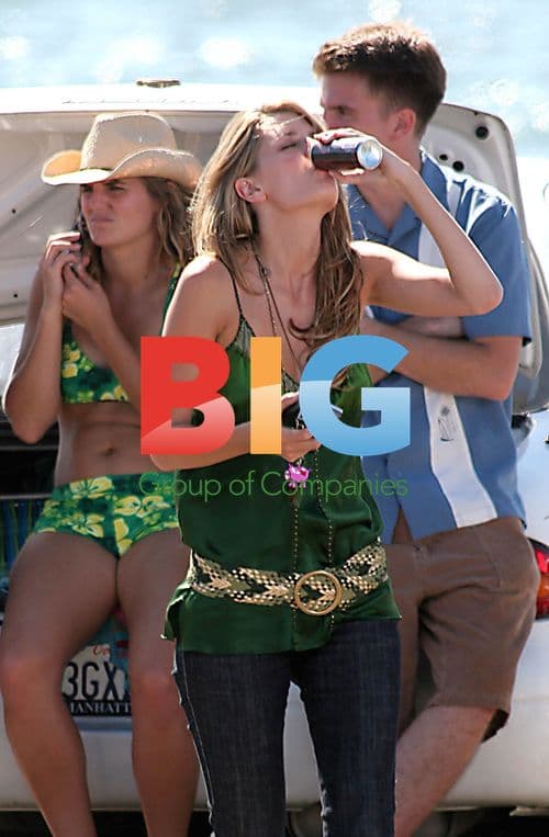 Mischa Barton and Rachel Bilson on The OC set