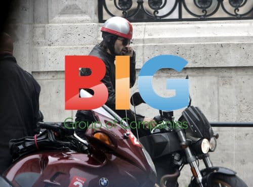 Kylie Minogue out with mum and boyfriend in Paris