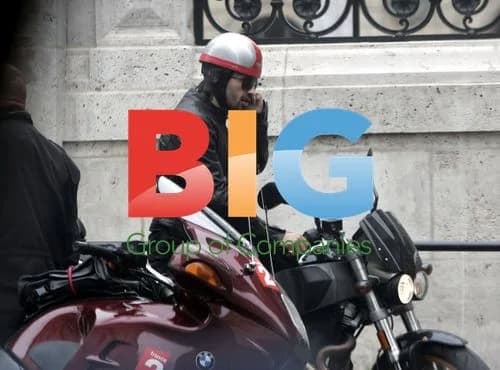 Kylie Minogue out with mum and boyfriend in Paris