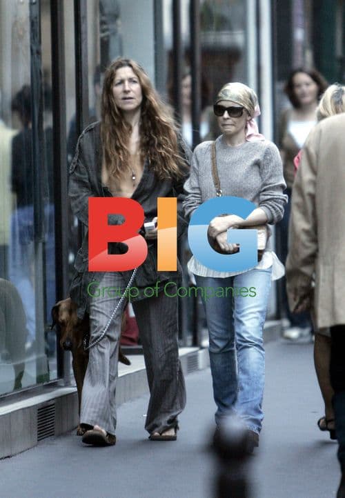 Kylie Minogue out with mum and boyfriend in Paris