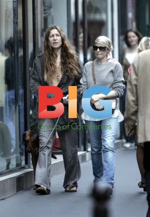 Kylie Minogue out with mum and boyfriend in Paris