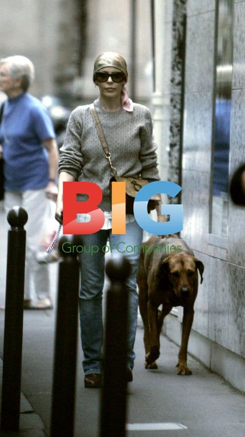 Kylie Minogue out in Paris with mom and boyfriend