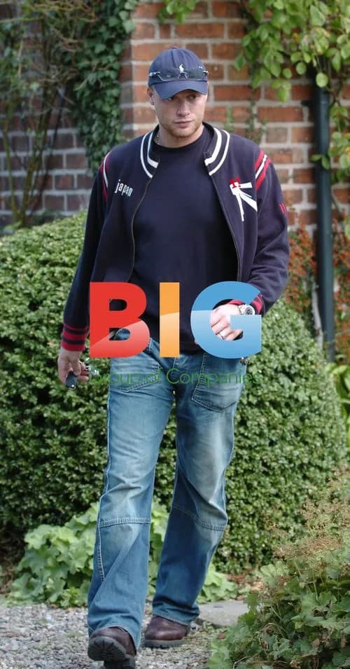 Freddie Flintoff with daughter at home