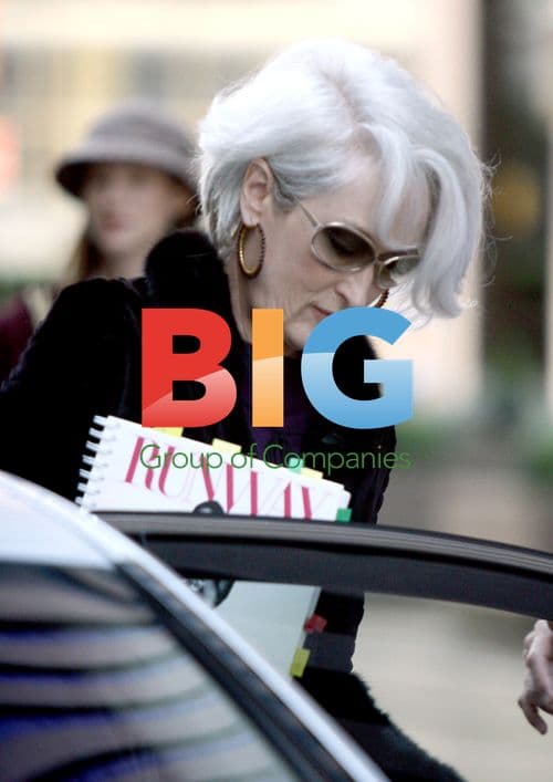 Meryl Streep and Ann Hathaway on "The Devil Wears Prada" set