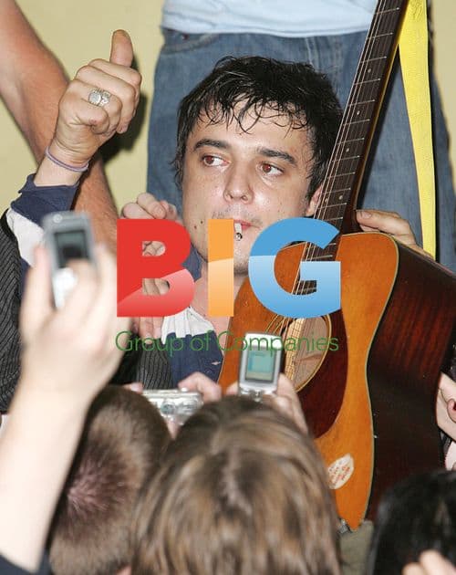 Pete Doherty leaves concert in Aberdeen