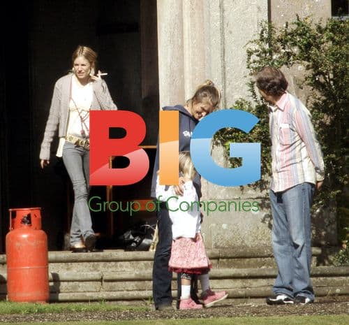 Sienna Miller Oversees Sister's Wedding Prep