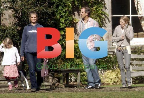 Sienna Miller Oversees Sister's Wedding Prep