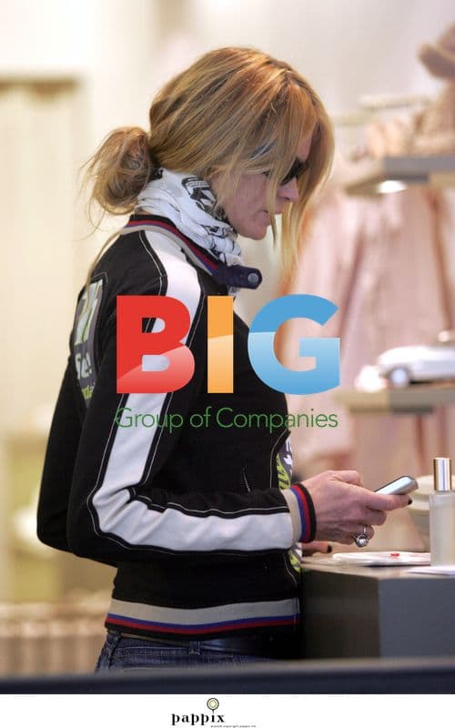 Elle Macpherson shopping in London