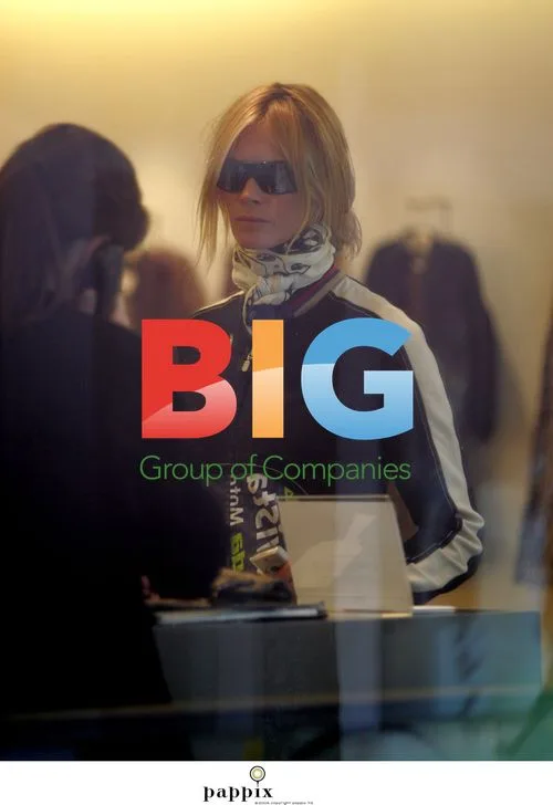 Elle Macpherson Spotted Shopping in London