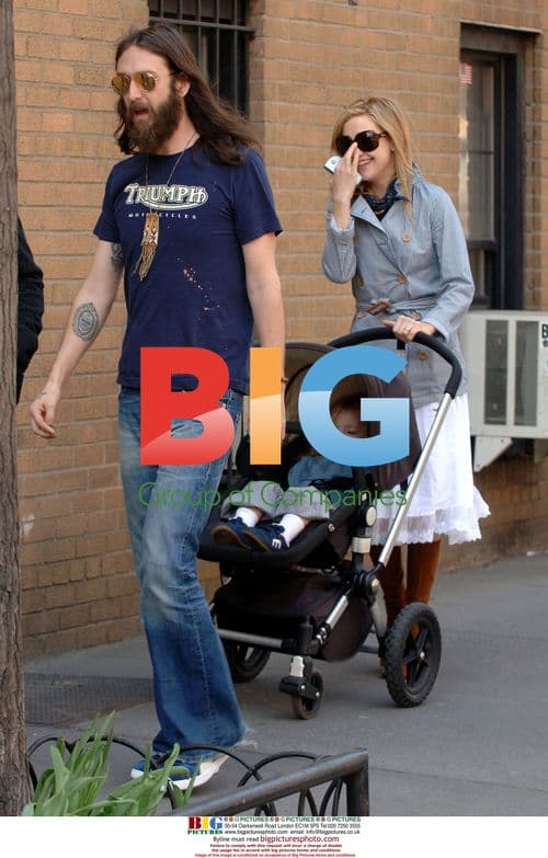 Kate Hudson and Chris Robinson with son