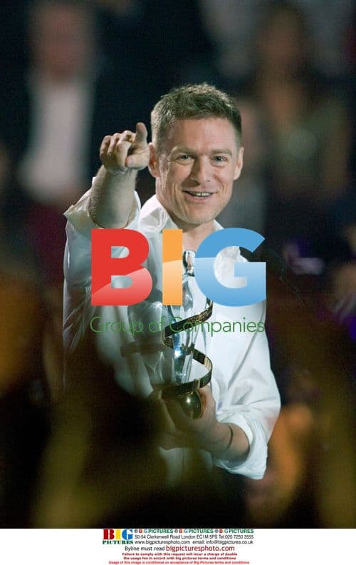 Brian Adams receives Juno Hall of Fame award