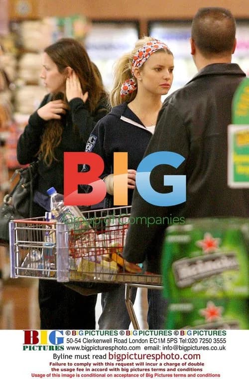 Jessica Simpson grocery shopping in Santa Fe