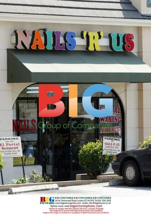 Pregnant Gwen Stefani Gets Manicure