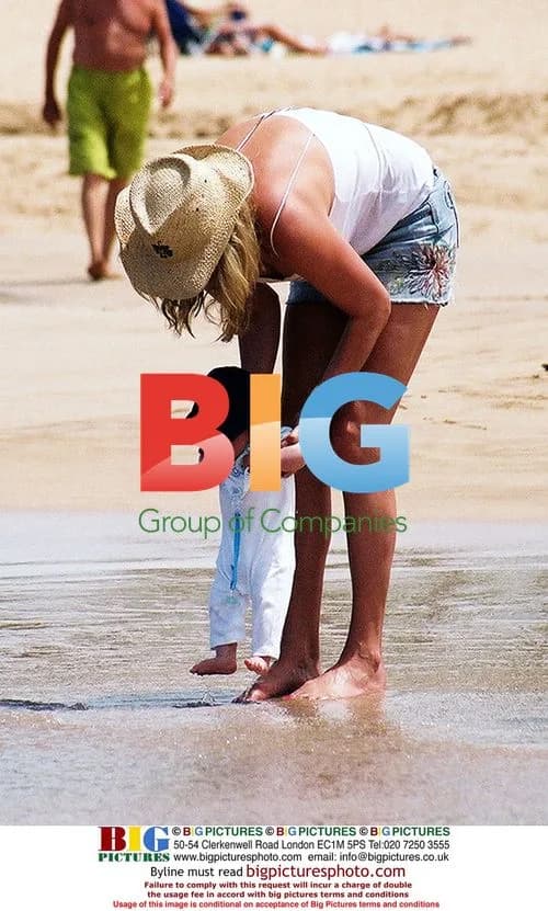 Rock Star Rod Stewart and Fiancée on Hawaii Vacation