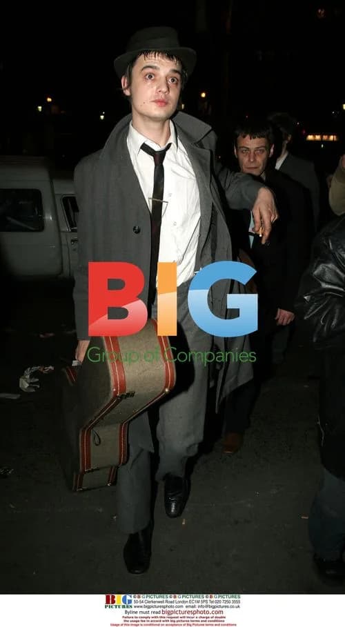 Pete Doherty Arrives Late to Paris Concert