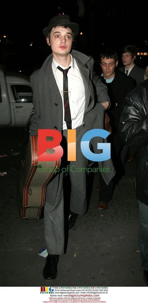 Pete Doherty arrives late to Paris concert
