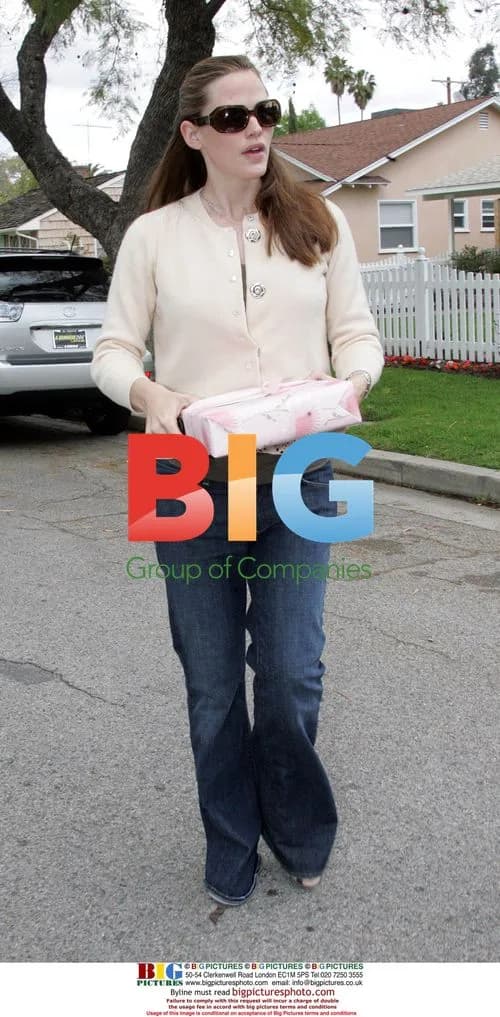 Jennifer Garner Arrives at Birthday Party