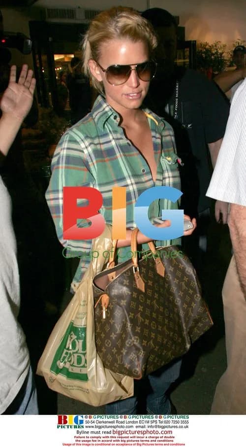 Jessica Simpson Arriving at Tanning Salon