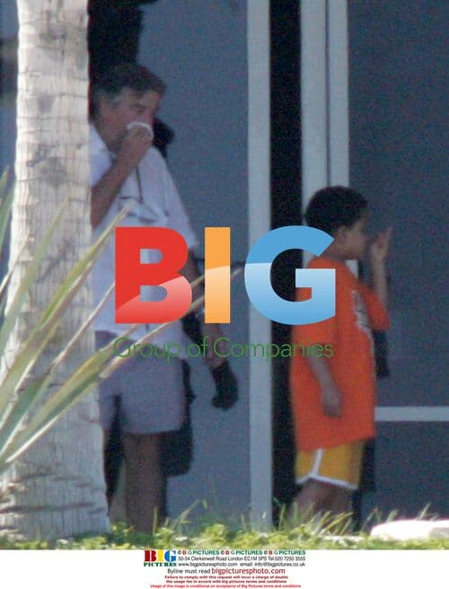 Robert DeNiro and family vacation in Mexico