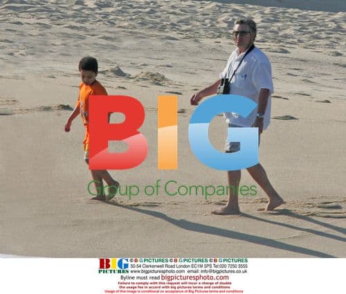 Robert DeNiro and family in Mexico