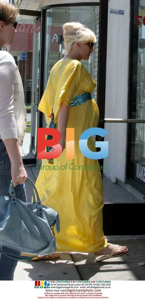 Pregnant Gwen Stefani Shopping for Saris