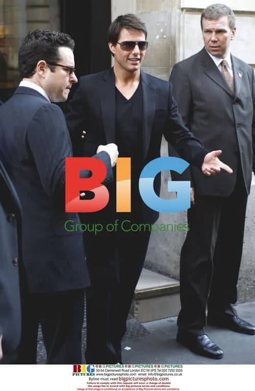 Tom Cruise Arrives at MI:III Premiere by Helicopter