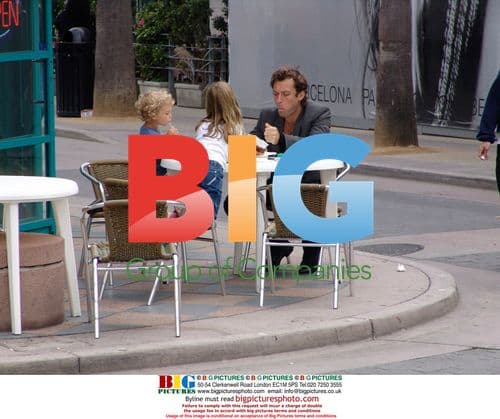 Jude Law gets food with kids in Santa Monica