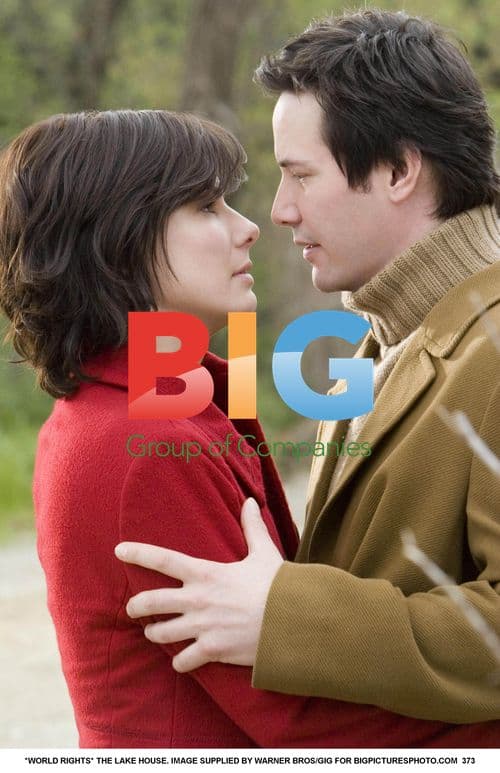 Keanu Reeves and Sandra Bullock in 'The Lake House'