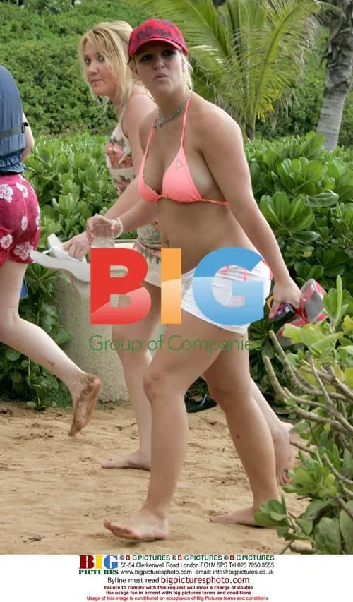 Britney Spears Bares Belly in Hawaii