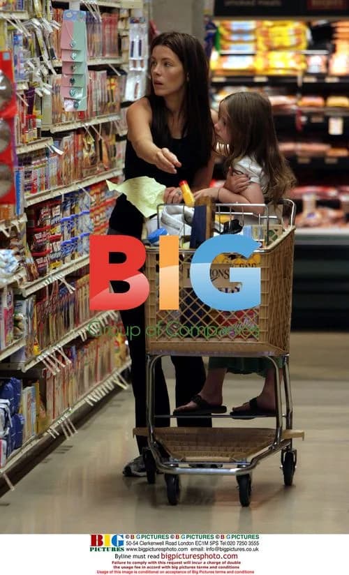 Kate Beckinsale goes shopping with daughter