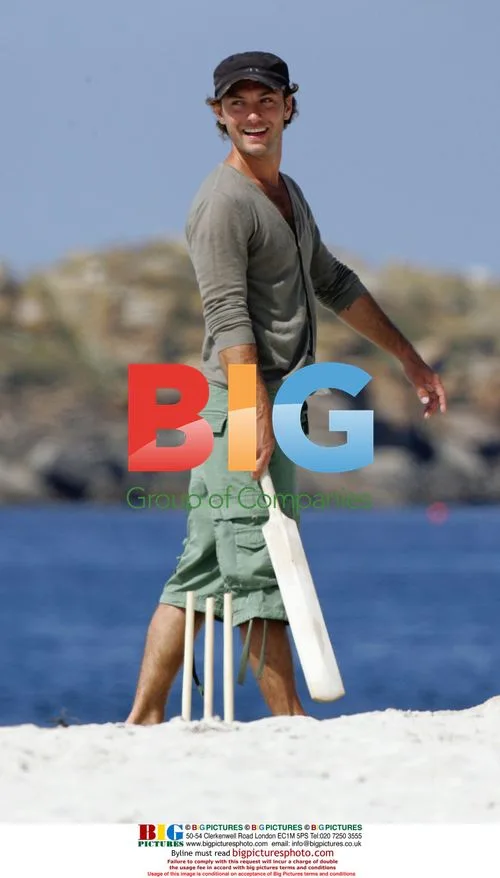 Jude Law plays cricket on the beach with son