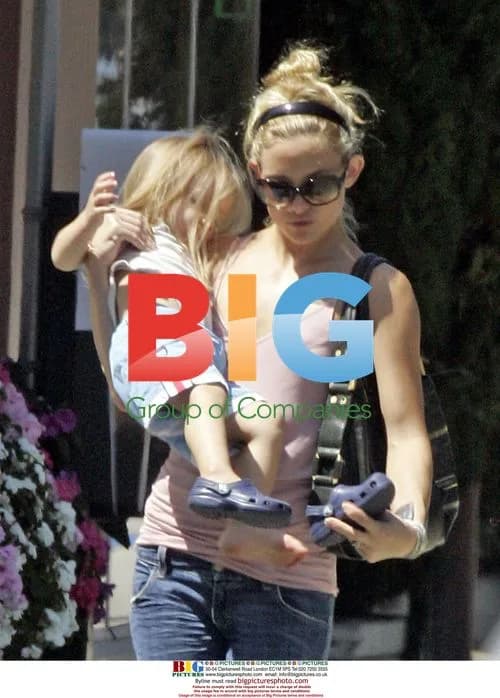 Kate Hudson and Chris Roberson with son Ryder