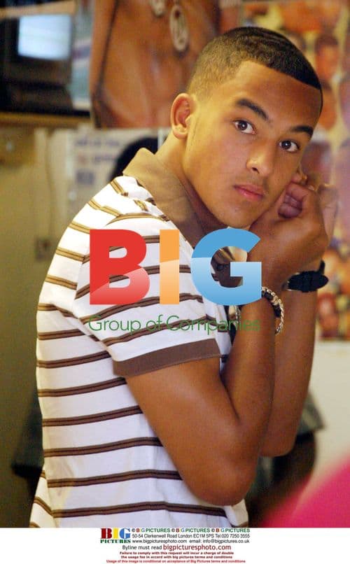 Theo Walcott Gets Haircut in Reading