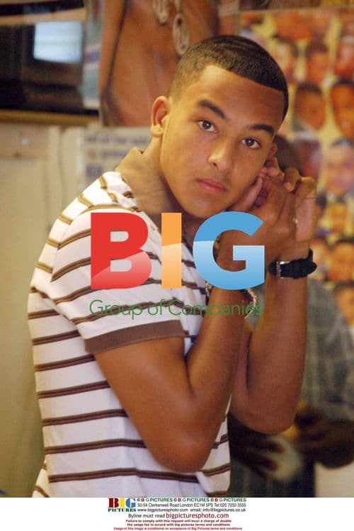 Theo Walcott Gets Hair Cut in Reading