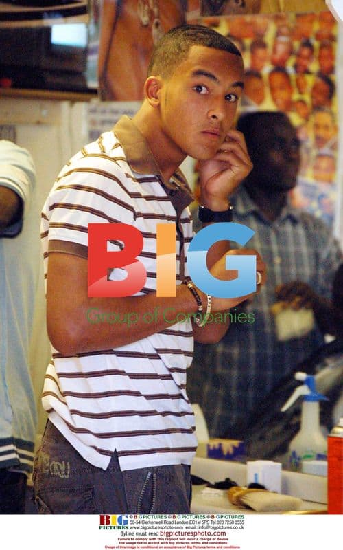 Theo Walcott Gets Haircut in Reading