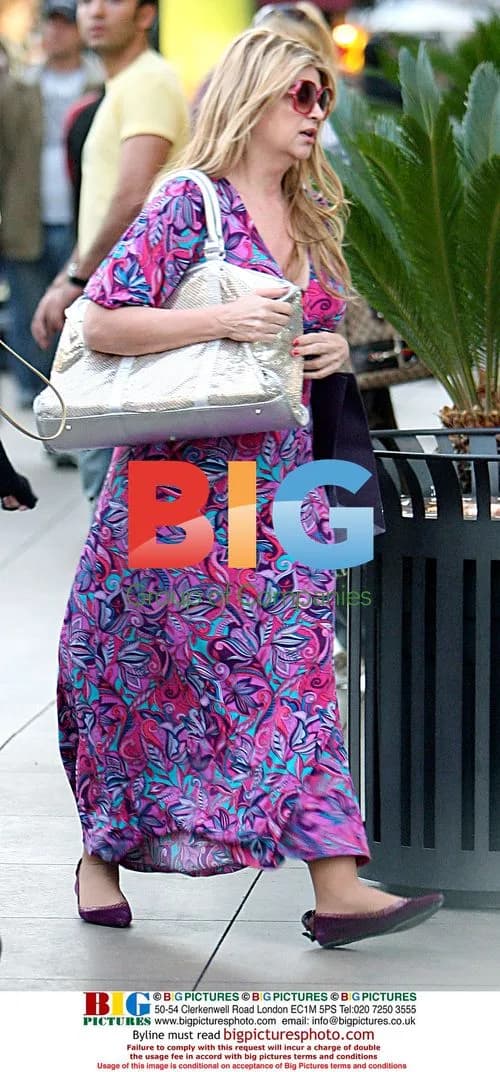 Hefty-looking Kirstie Alley shops with daughter