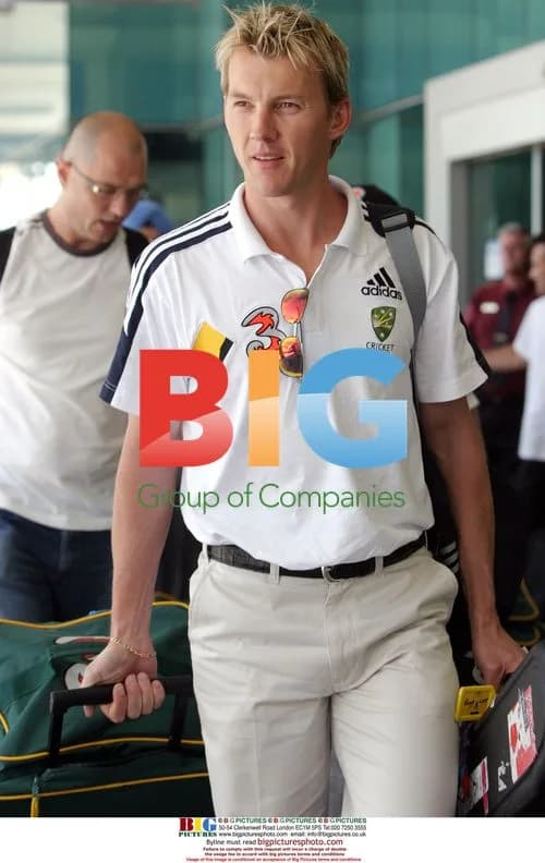 Shane Warne and Australian cricket team arrive in Perth