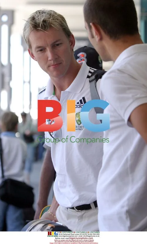 Shane Warne and Australian cricket team arrive in Perth