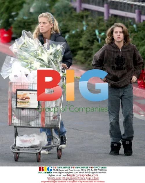 Rachel Hunter grocery run with son