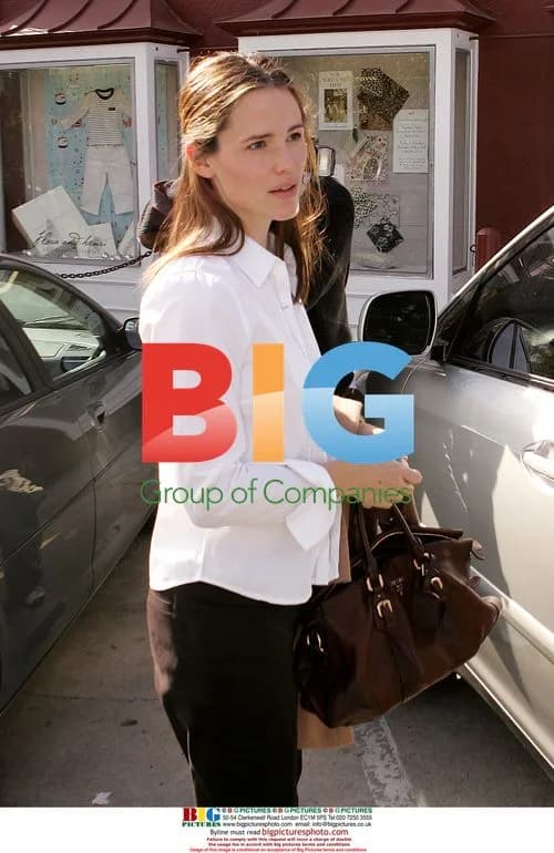 Reese Witherspoon and Jennifer Garner Enjoy Lunch in Brentwood
