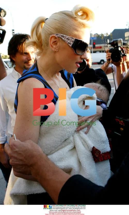 Gwen Stefani steps out with family