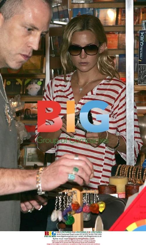 Kate Hudson Visits Malibu Bookstore