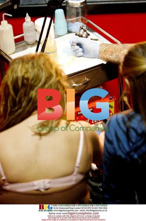 Britney Spears Gets Late Night Tattoo With Sister