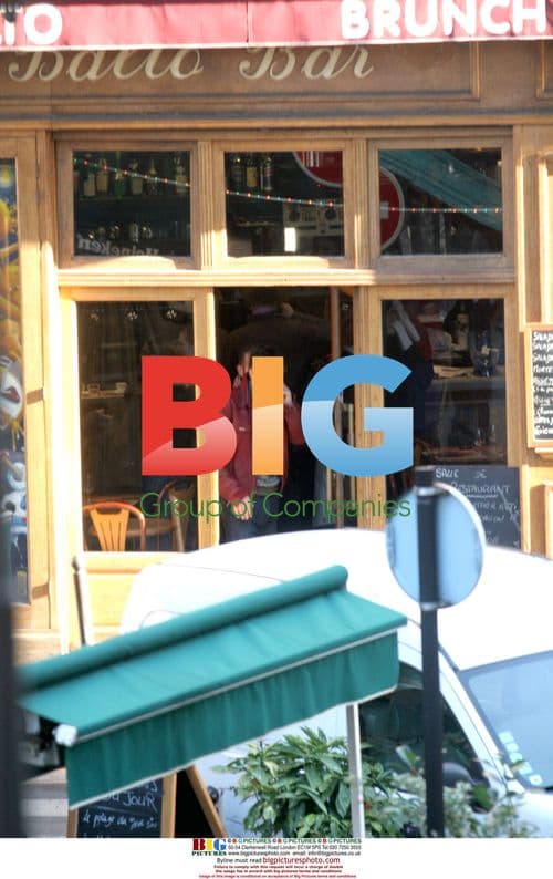 Kylie Minogue's boyfriend calls police on paparazzi