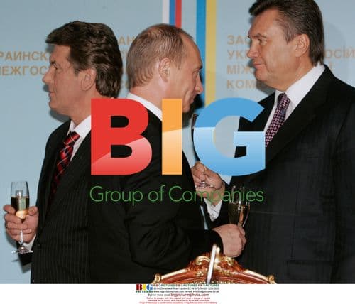 Putin, Yushchenko, Yanukovich Sign Documents in Kiev