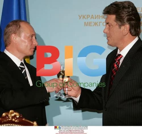 Putin and Yushchenko Toast in Kiev